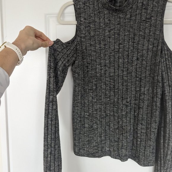 Express cold shoulder top - Picture 2 of 4